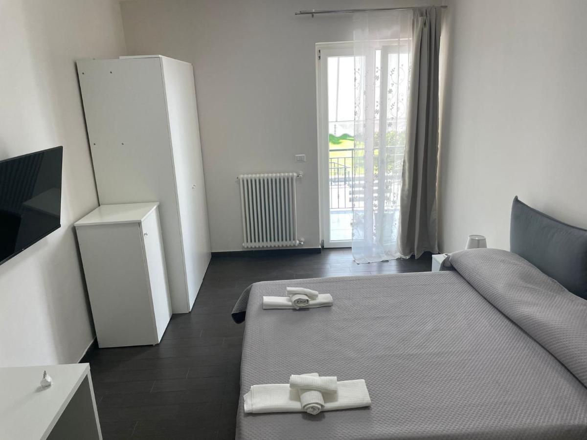 Villa Marisa Resort 卡斯特拉玛雷帝斯达比亚 外观 照片